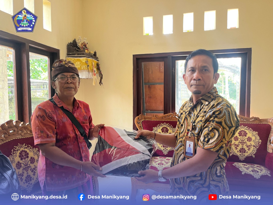 PENYERAHAN BAJU WISUDA LANSIA DARI PIHAK KECAMATAN KEPADA DESA MANIKYANG